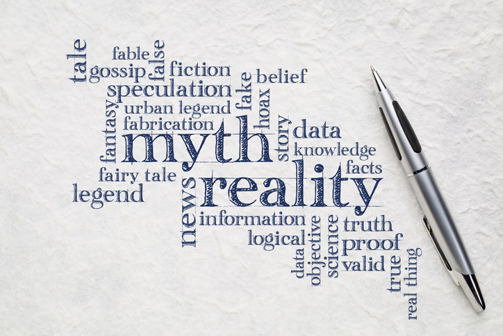 Un nuage de mots illustrant "mythe" et "réalité" en mots bleus sur fond blanc avec un stylo argenté ;  les phrases contrastées incluent "légende urbaine," "Les données, "faux," et "preuve"
