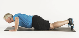 photo d'un homme effectuant l'exercice de pompes à genoux comme décrit dans l'article
